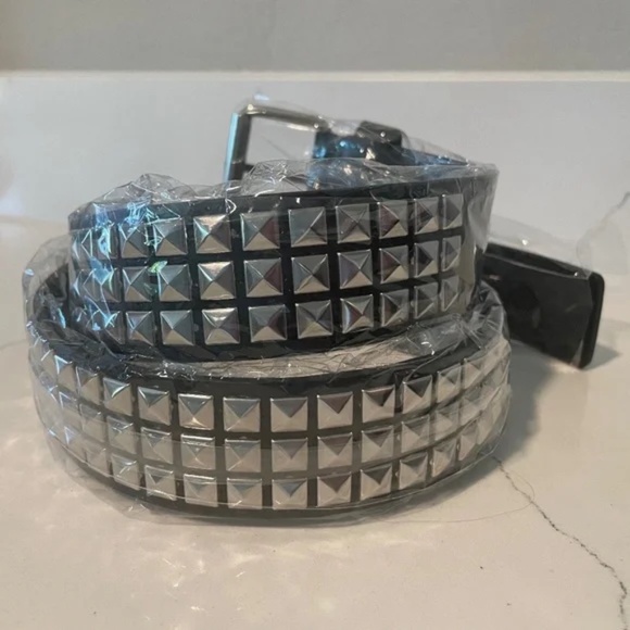 NWOT Y2K Unisex Black & Silver Pyramid Studded Belt – Adjustable, One Size - Picture 3 of 7